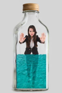 Jeune femme enfermée dans une bouteille.