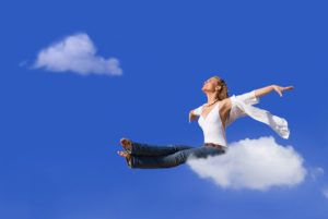 Jeune femme sur un nuage.