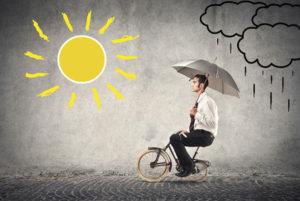 Homme à vélo va de la pluie vers le soleil.